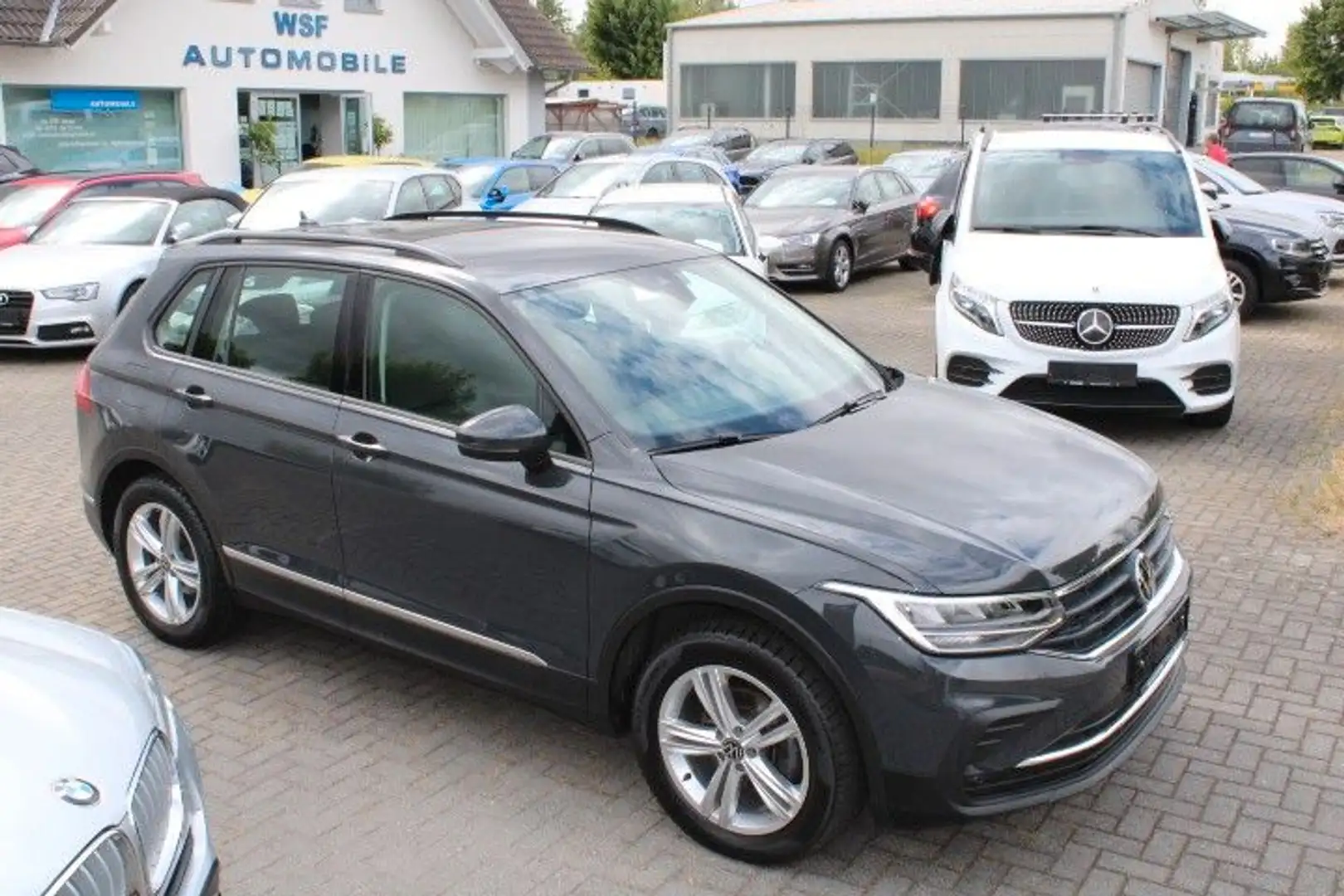 Volkswagen Tiguan Life 4Motion Grijs - 2