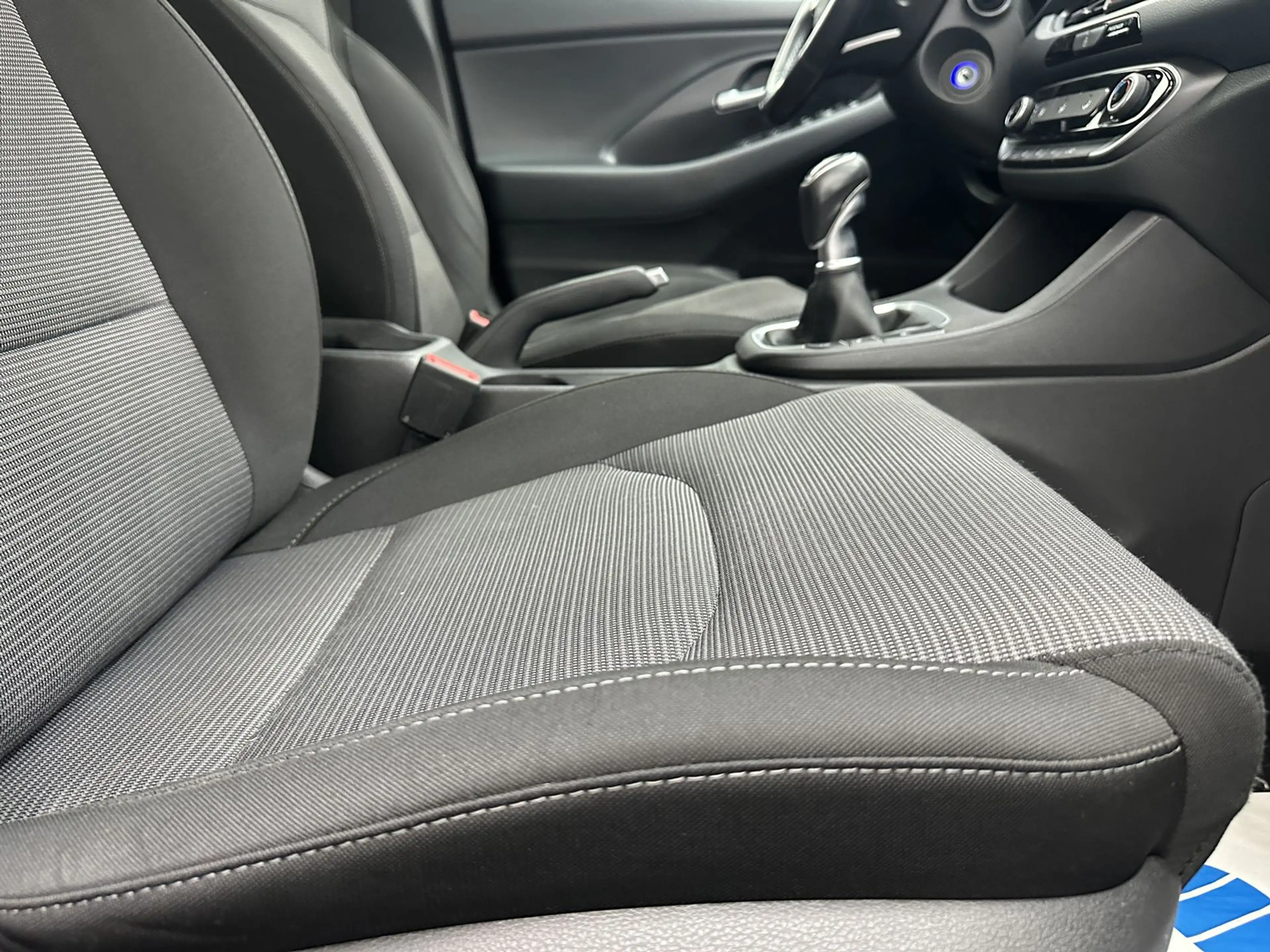 Hyundai i30 Pure "NAVI-CAM-SITZH-PDC-TEMPO-ALU" — photo 9