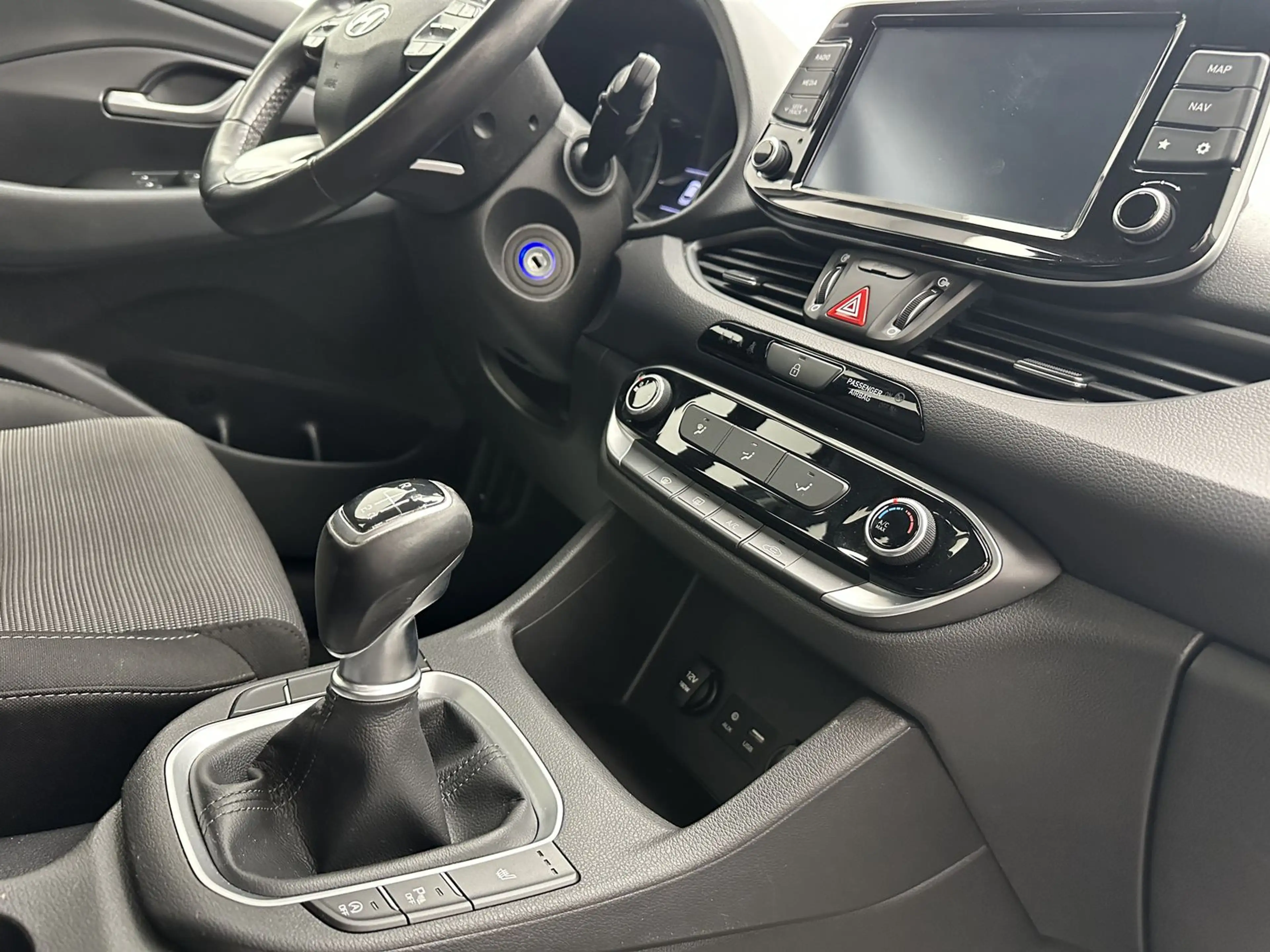 Hyundai i30 Pure "NAVI-CAM-SITZH-PDC-TEMPO-ALU" — photo 10