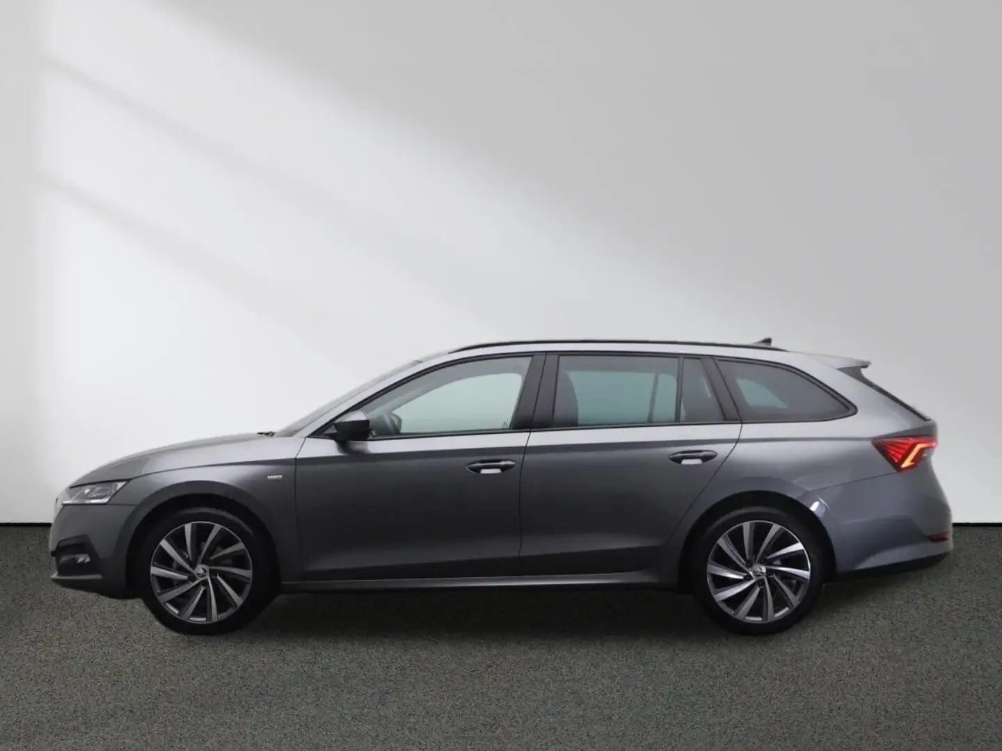 Skoda Octavia Combi Ambition 2.0TDI CarPlay Matrix AHK Grijs - 2
