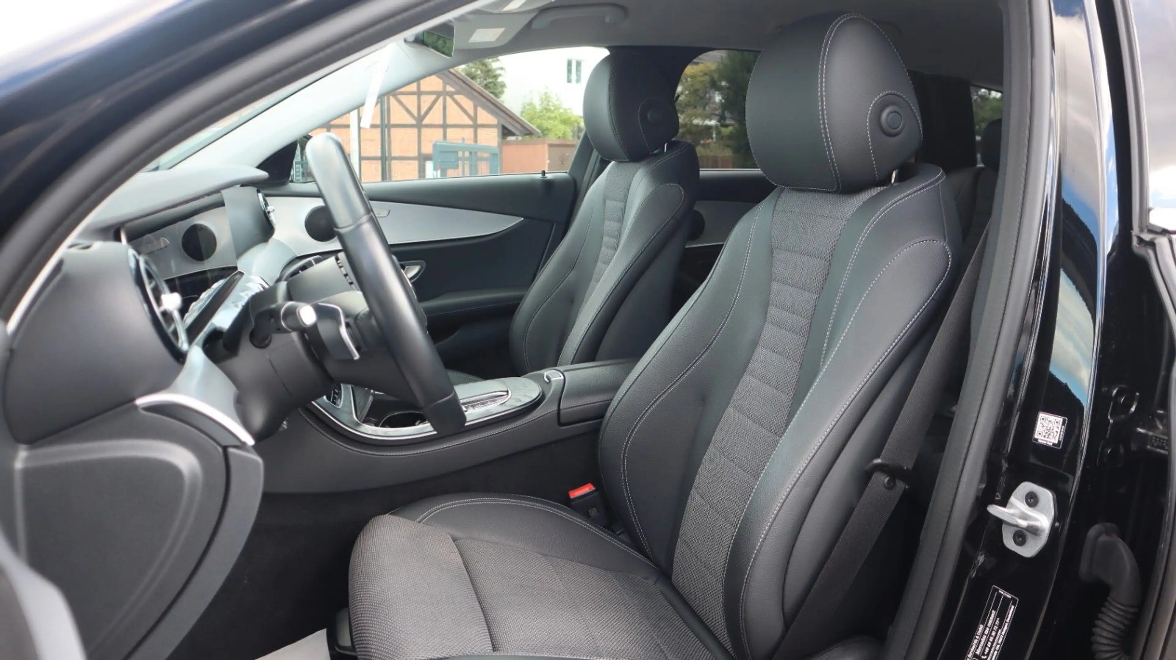 Mercedes-Benz E 200 Exclusive Widescreen CarPlay TotW 360° AHK — photo 10