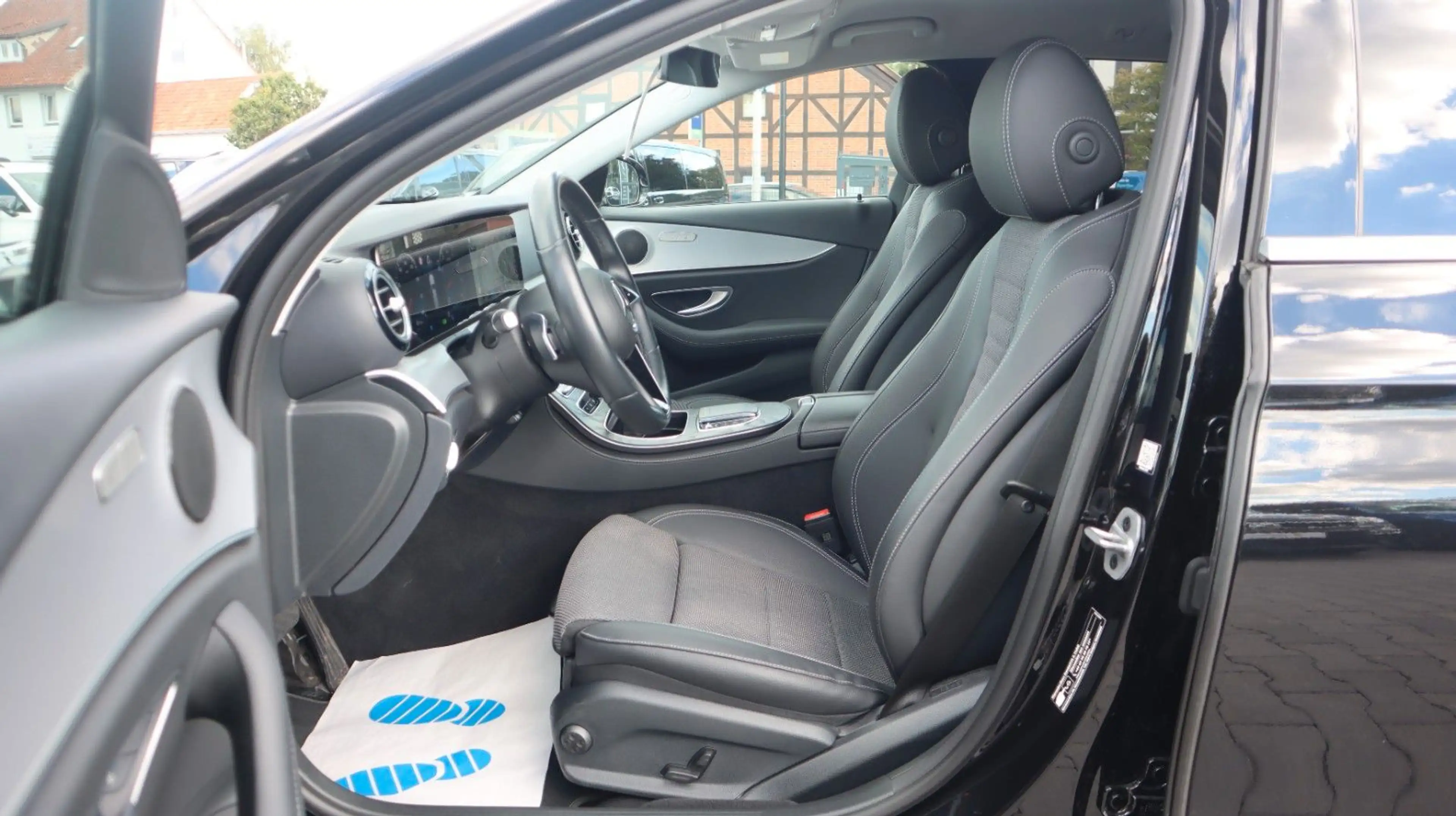 Mercedes-Benz E 200 Exclusive Widescreen CarPlay TotW 360° AHK — photo 9