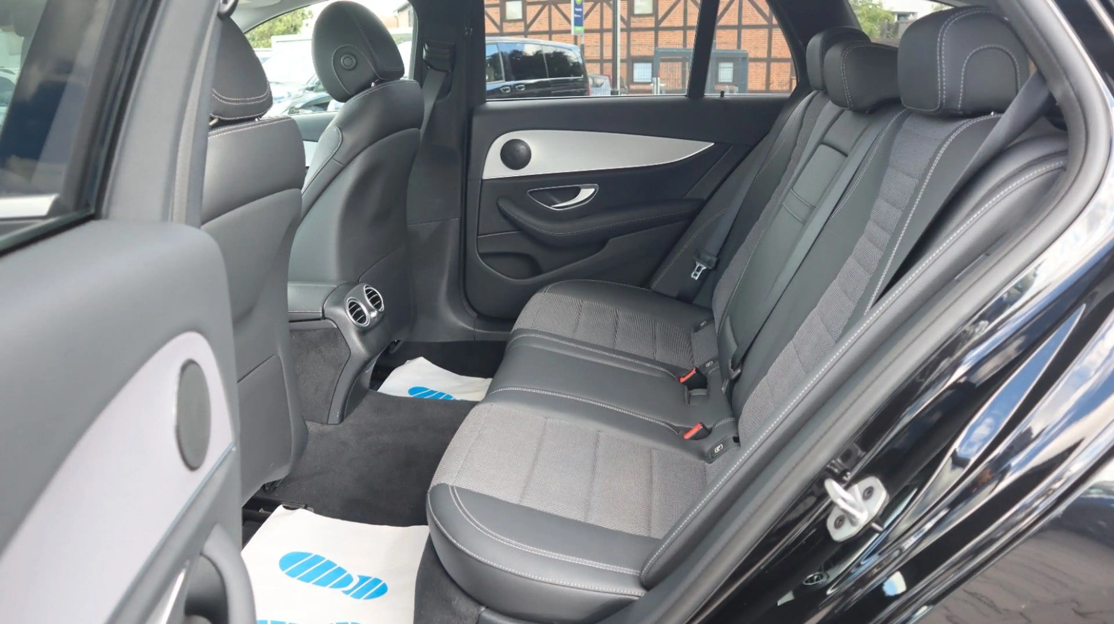 Mercedes-Benz E 200 Exclusive Widescreen CarPlay TotW 360° AHK — photo 14