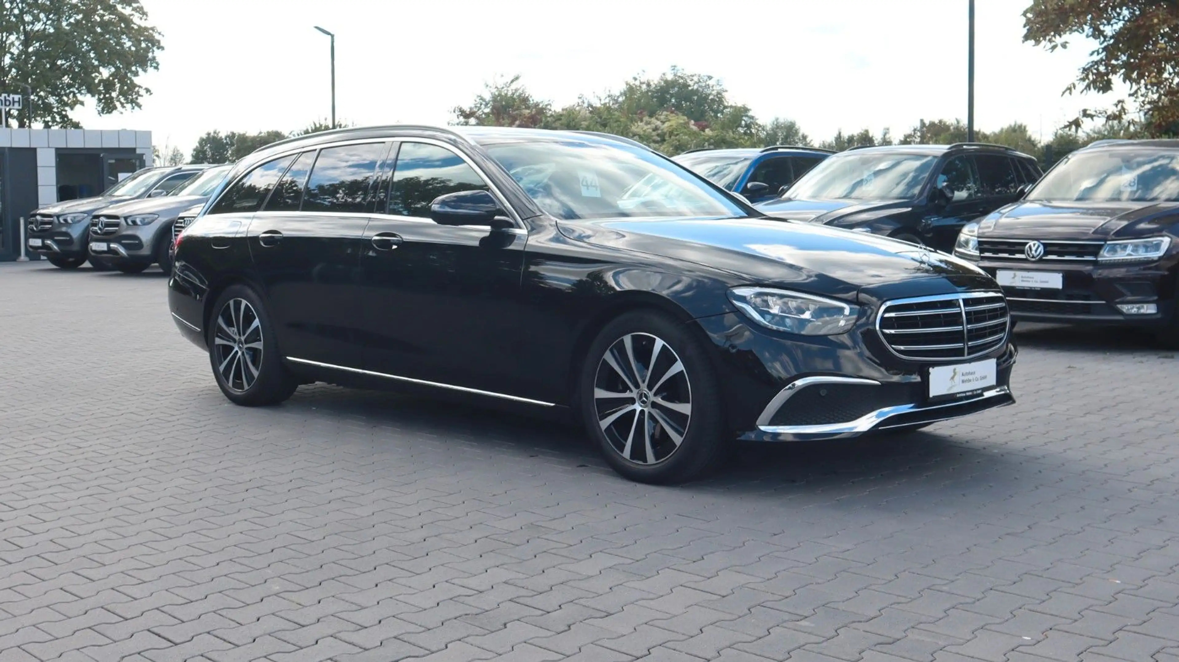 Mercedes-Benz E 200 Exclusive Widescreen CarPlay TotW 360° AHK