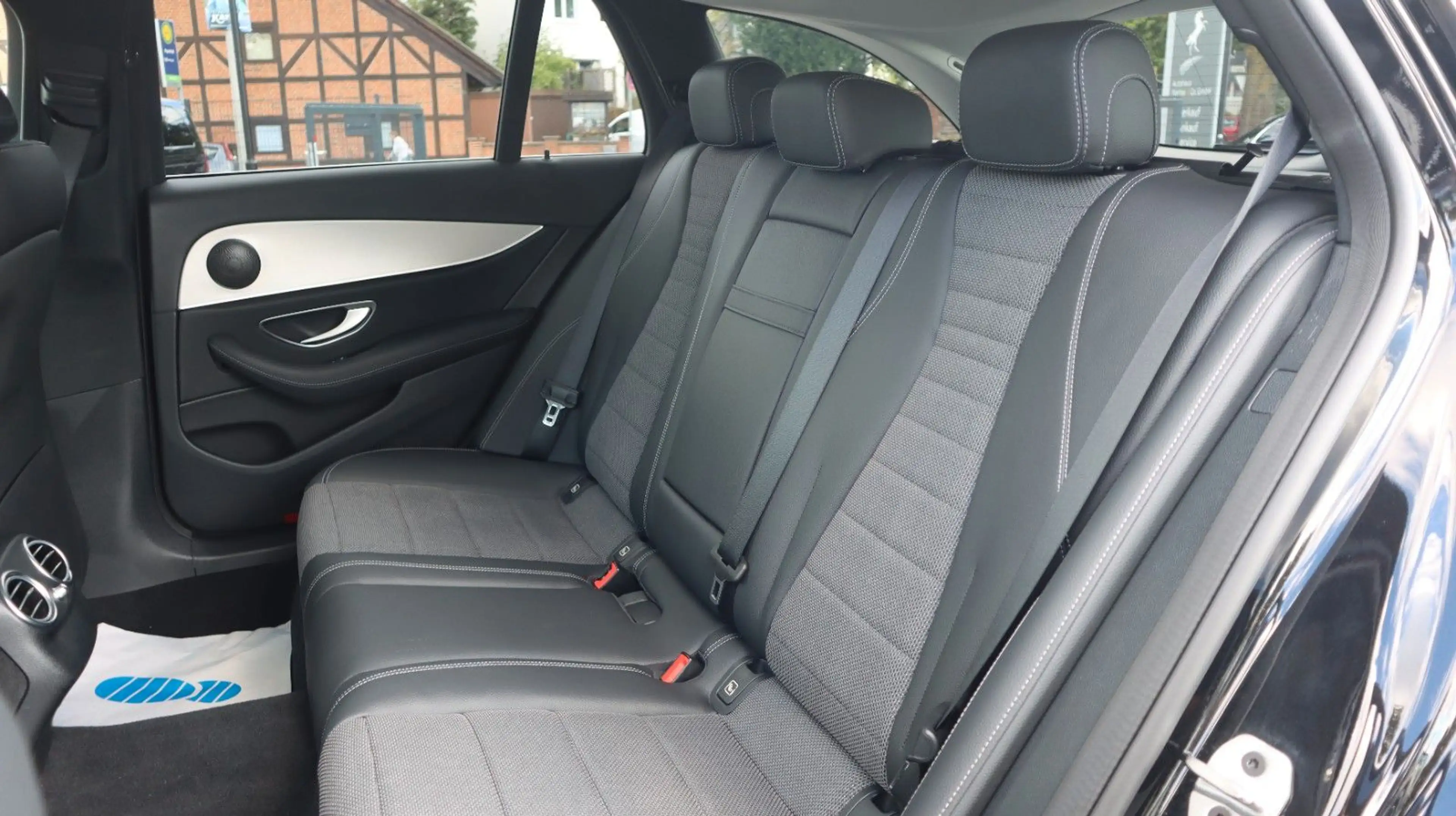 Mercedes-Benz E 200 Exclusive Widescreen CarPlay TotW 360° AHK — photo 15
