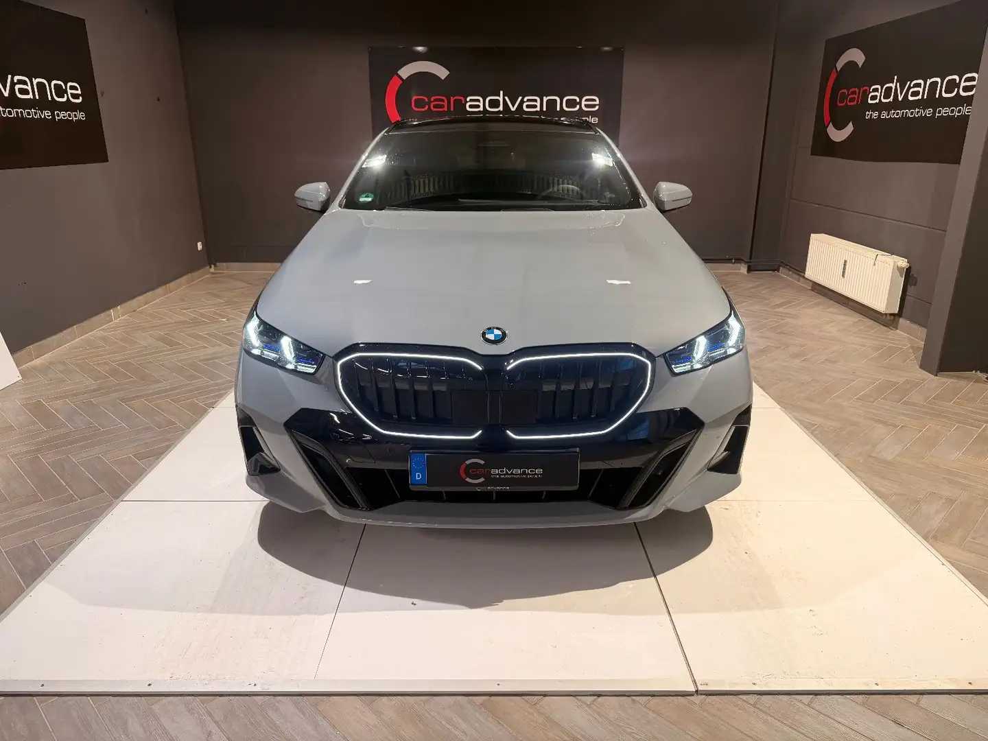 BMW 540 d Touring xDrive M Sport FULL Grau - 1