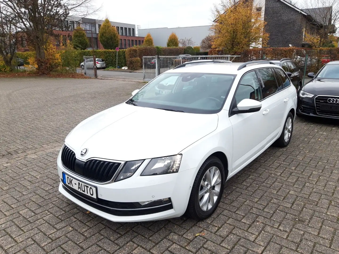Skoda Octavia Combi 2.0 TDI Style*DSG*NAVI*AHK*LEDER* Weiß - 2