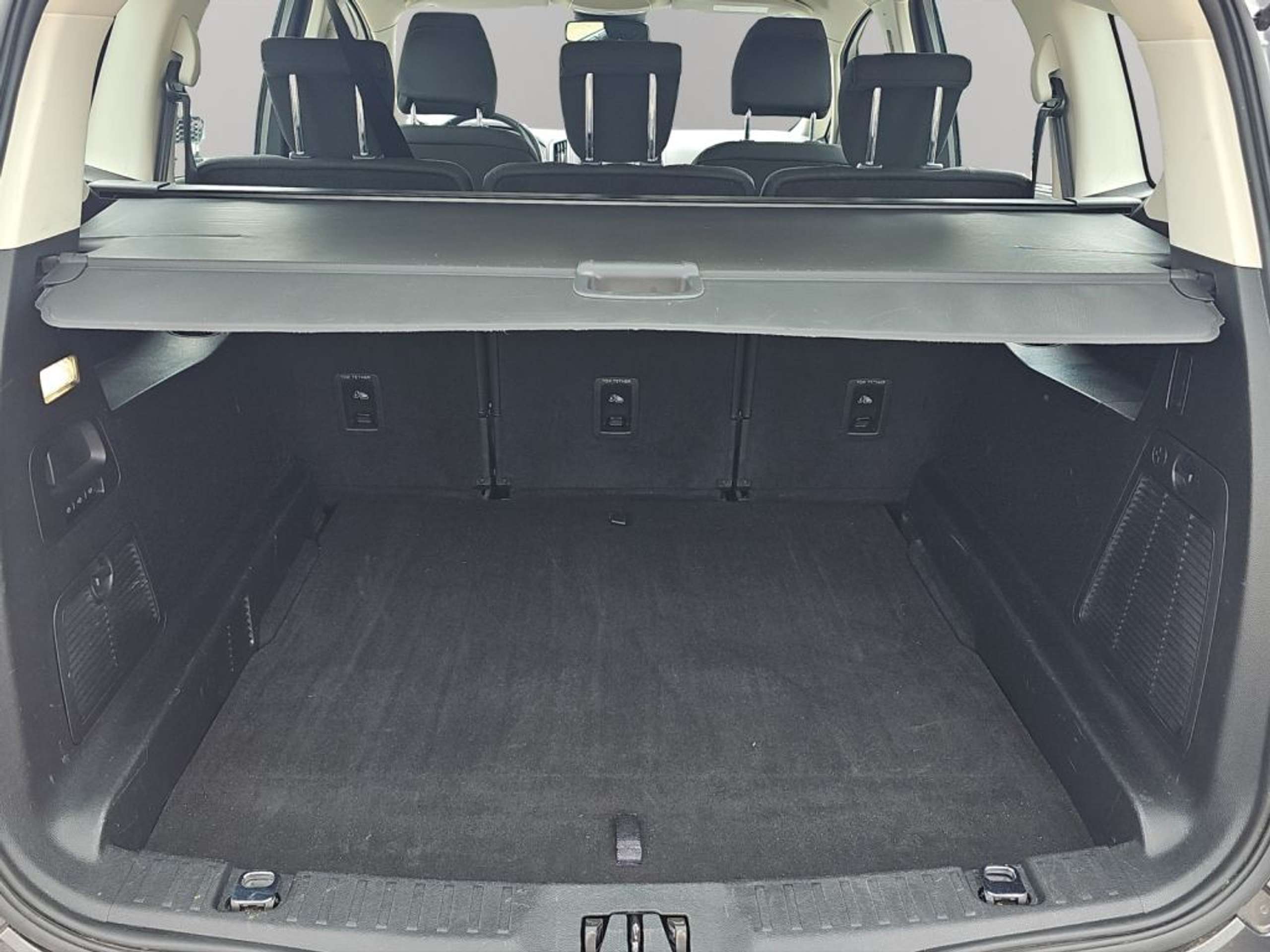 Fahrzeugabbildung Ford S-Max 2.0 EcoBlue Edition - mit KI generiert/bearbeitet