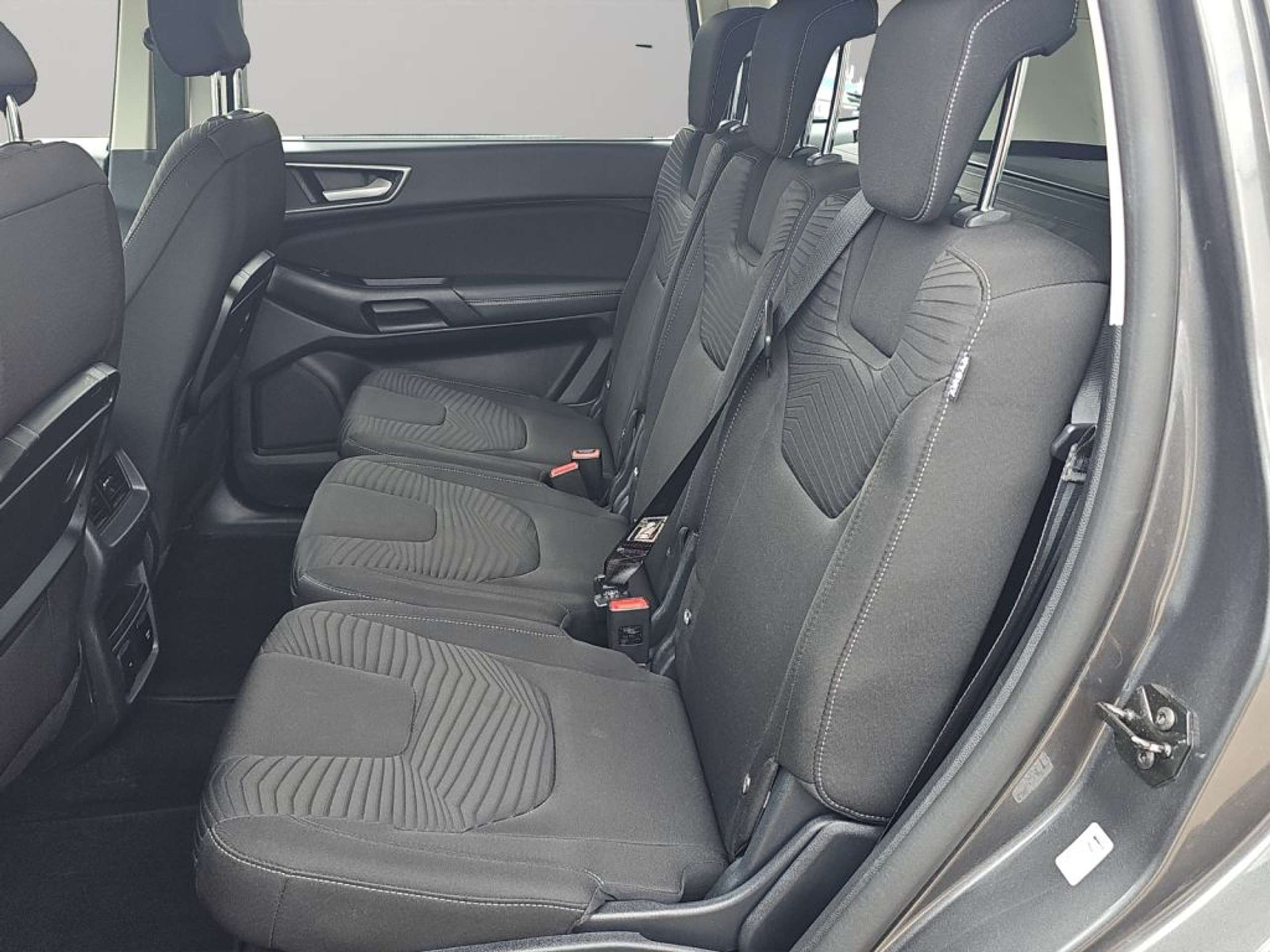 Fahrzeugabbildung Ford S-Max 2.0 EcoBlue Edition - mit KI generiert/bearbeitet