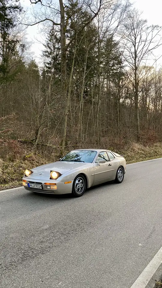 Porsche 944