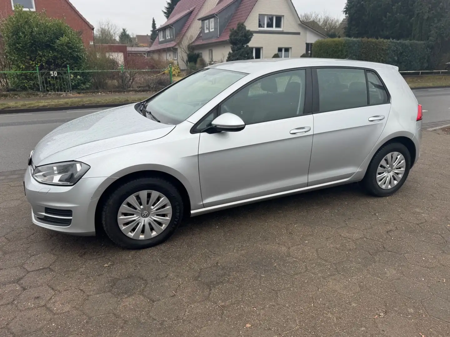 Volkswagen Golf 1.2 TSI BMT*SHZ*Navi*uvm* Plateado - 1