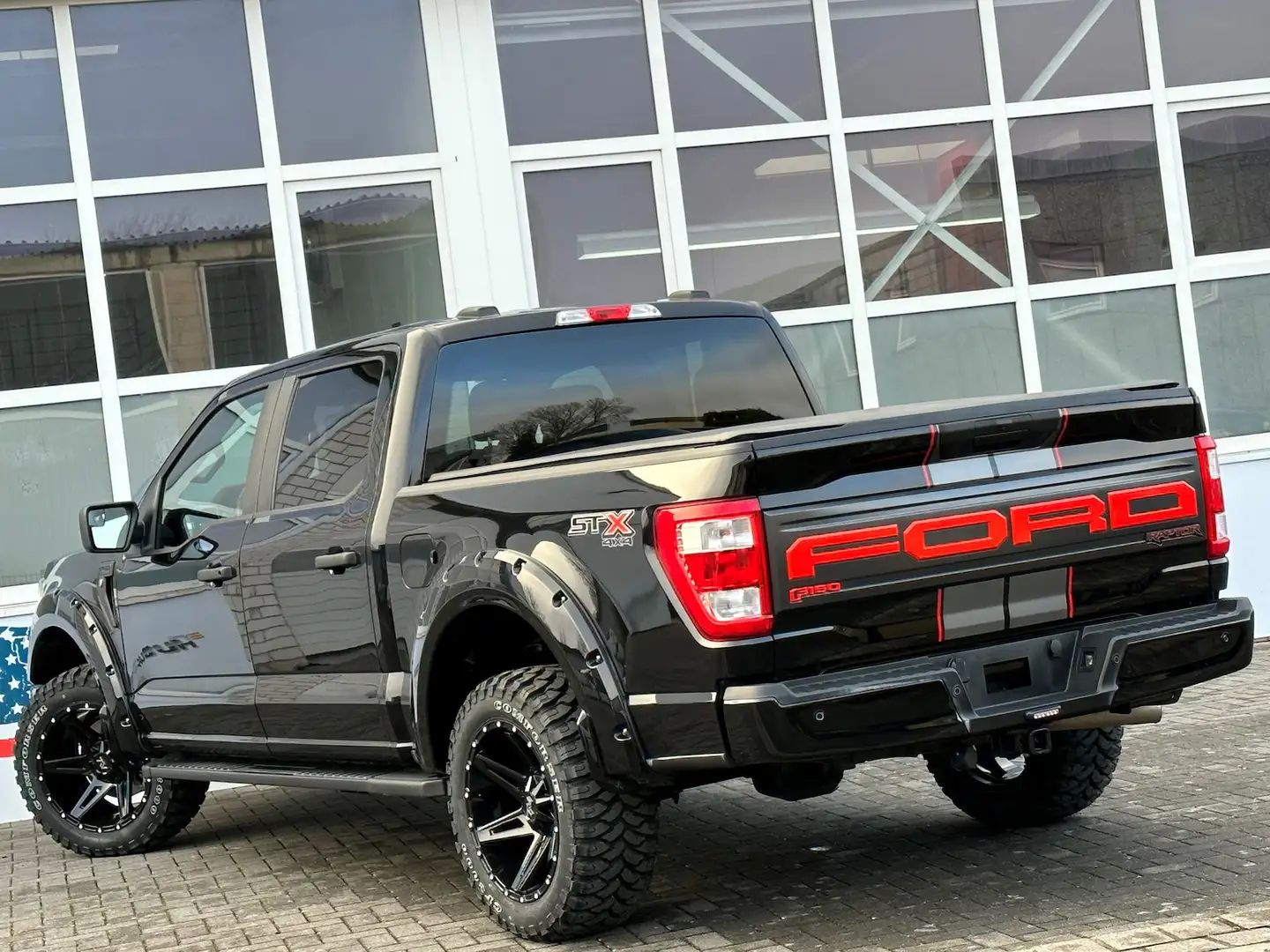 Ford F 150 5,0L V8 Offroad 4x4 Leder PDC SH Carplay Černá - 2