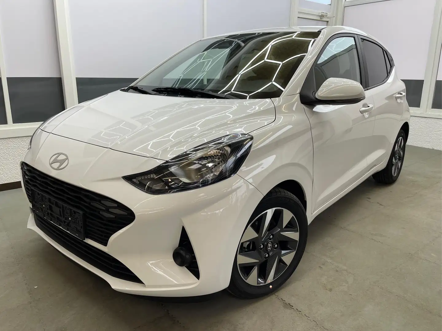 Hyundai i10 COMFORT PLUS NAVI KLIMAAUTOMATIK SHZ PDC RFK AL... Blanco - 1