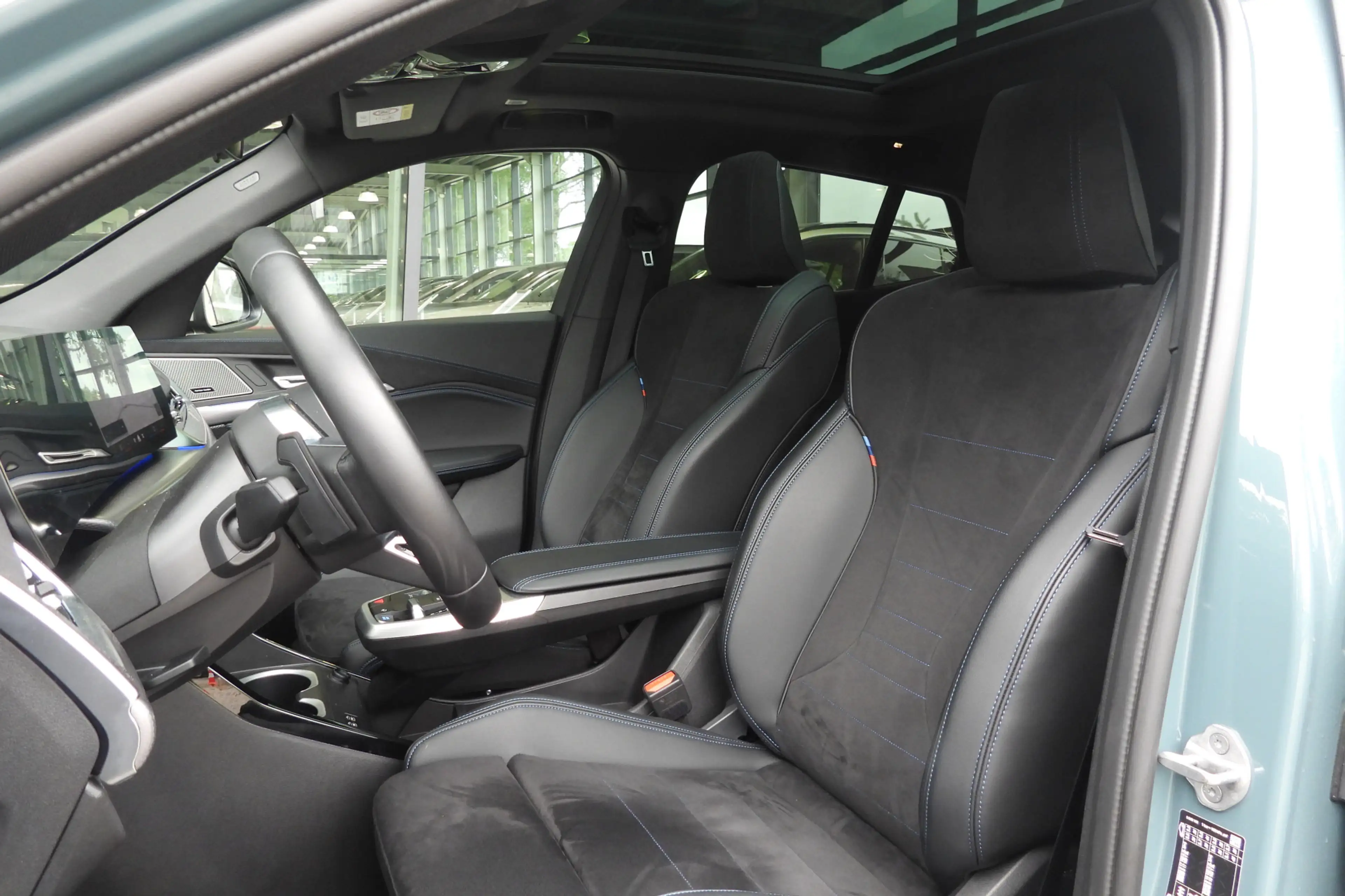 BMW iX2 eDrive20 M Sport / Panoramadak / Sportstoelen / Ac — photo 12
