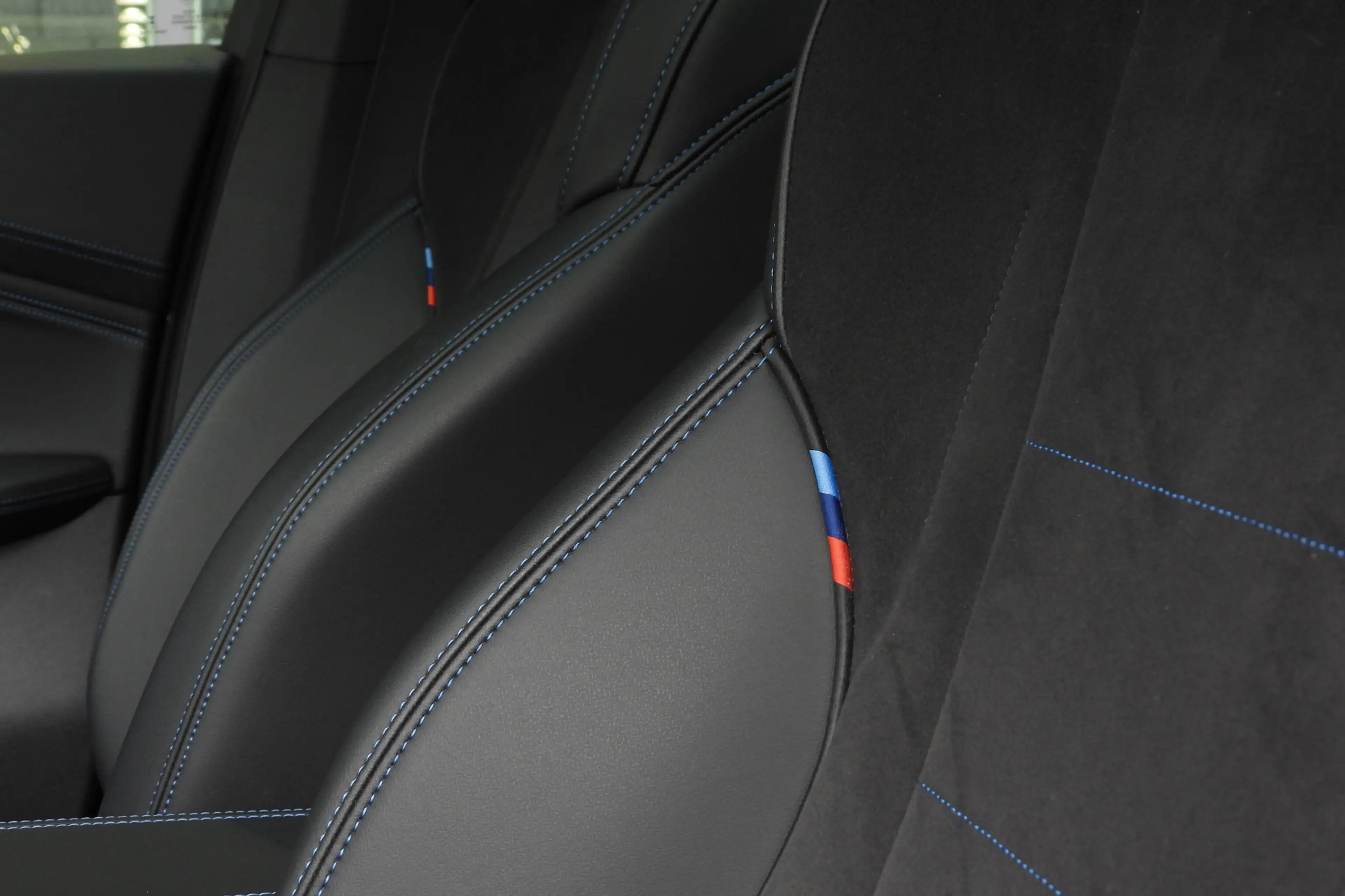BMW iX2 eDrive20 M Sport / Panoramadak / Sportstoelen / Ac — photo 13