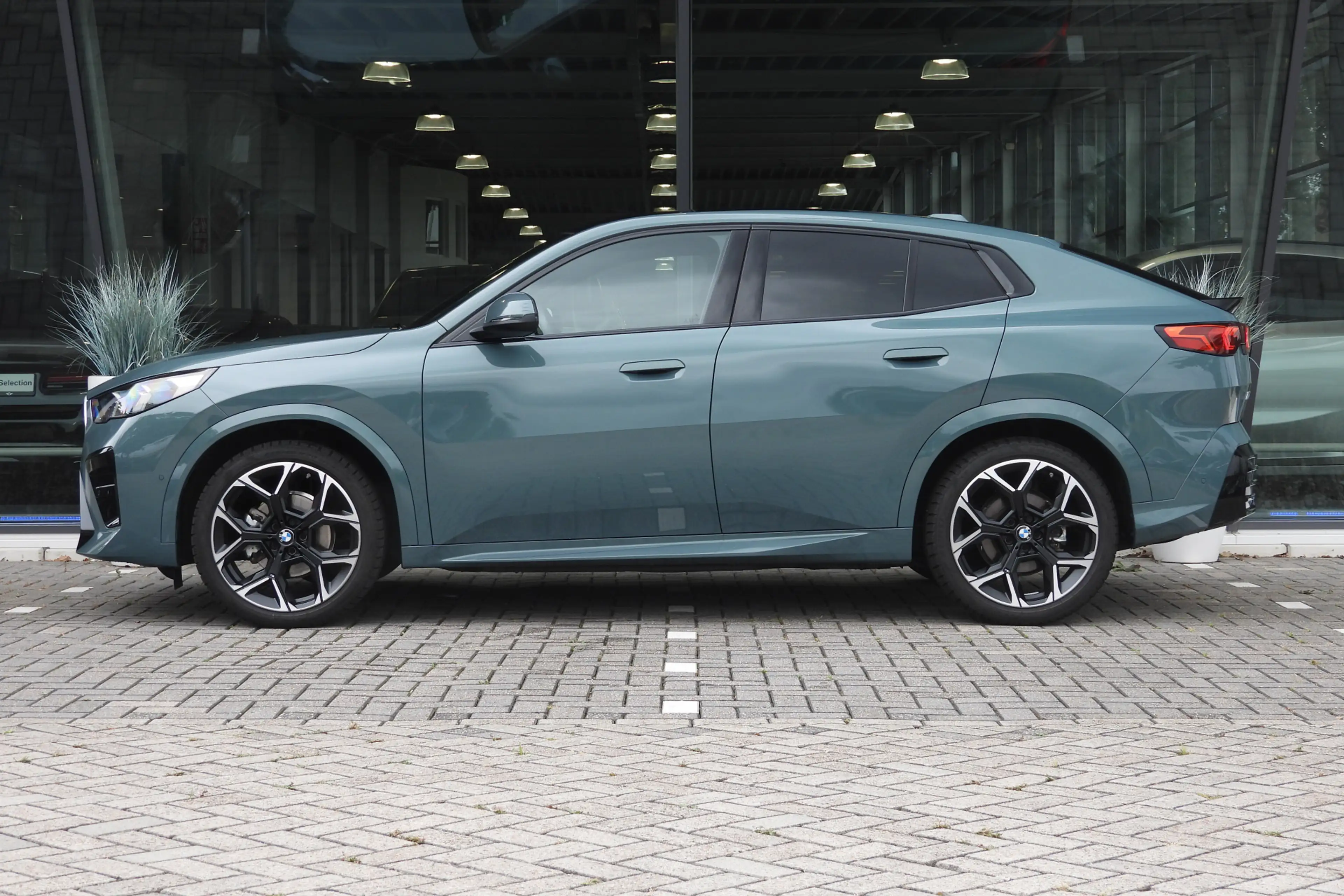 BMW iX2 eDrive20 M Sport / Panoramadak / Sportstoelen / Ac — photo 14
