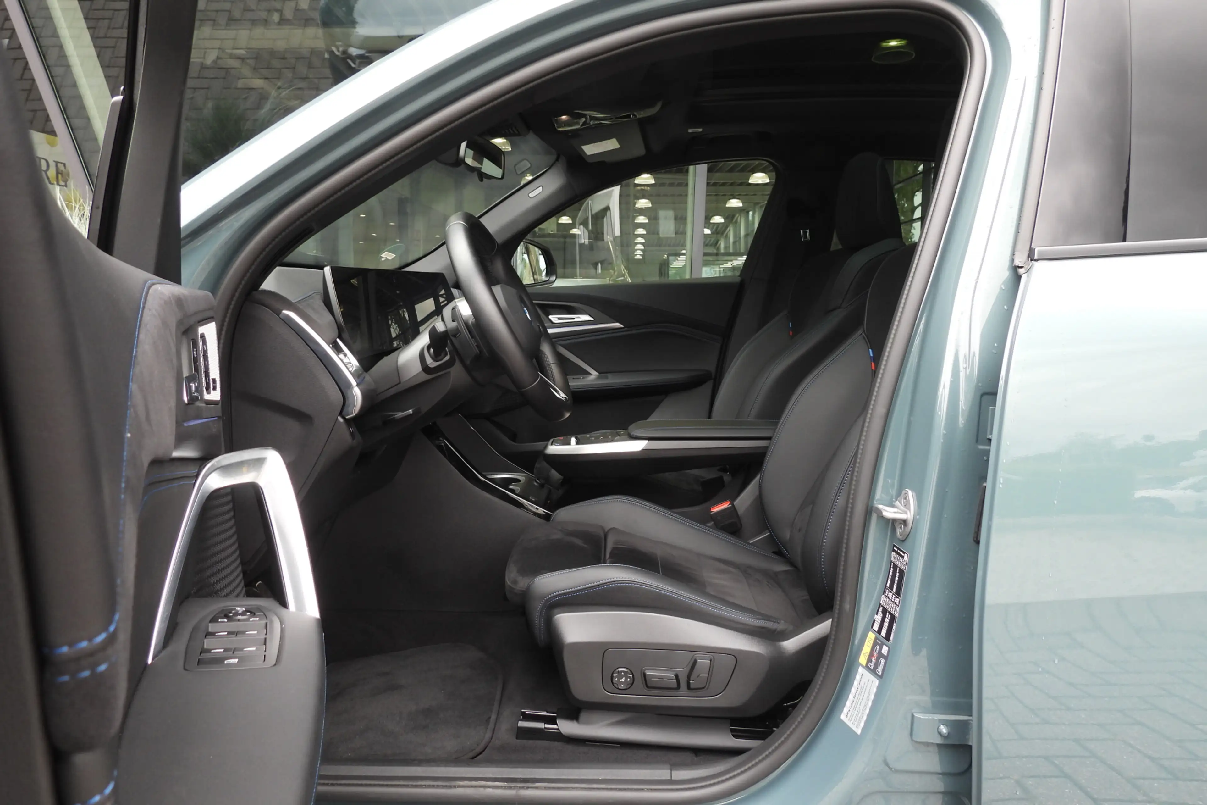BMW iX2 eDrive20 M Sport / Panoramadak / Sportstoelen / Ac — photo 3