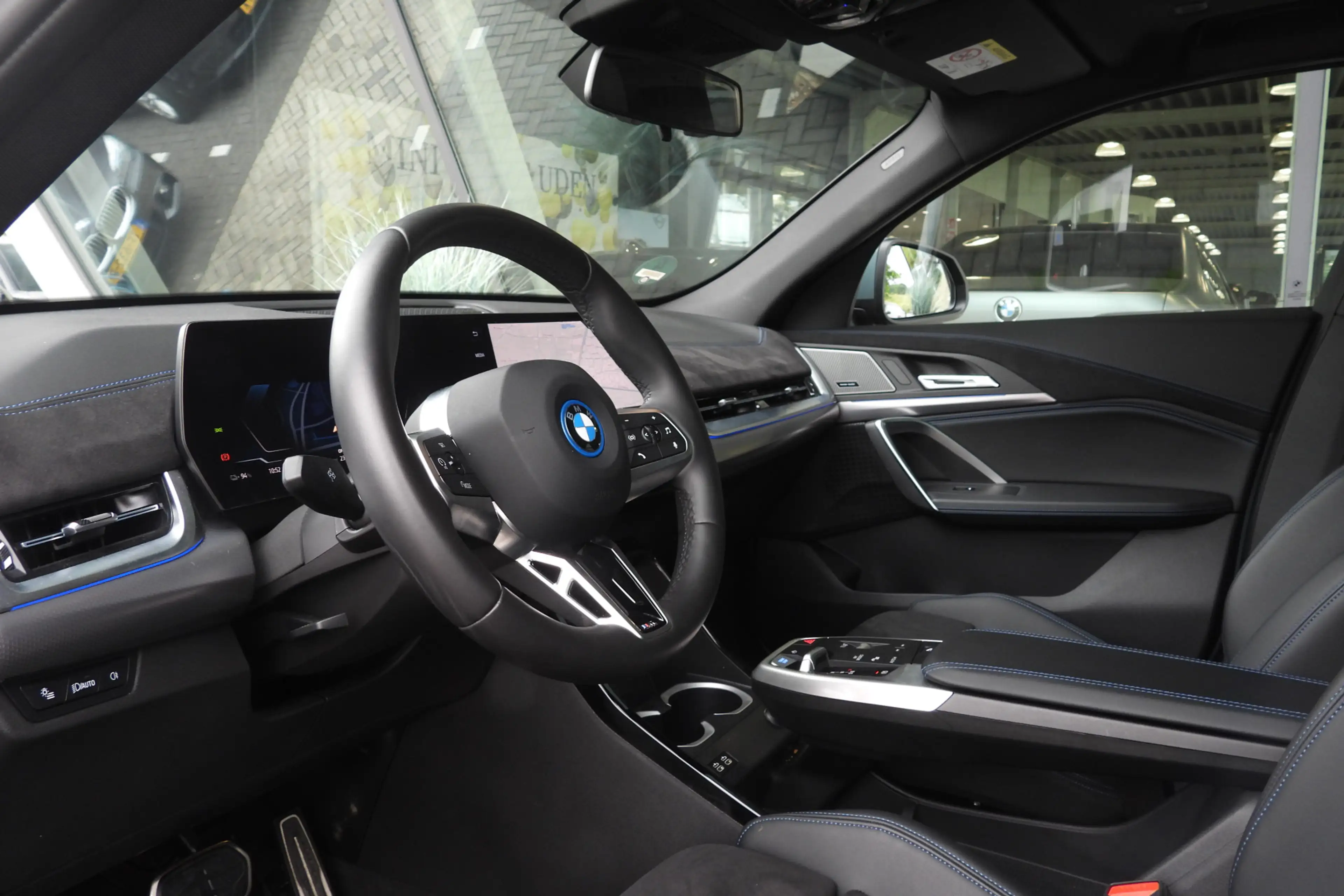 BMW iX2 eDrive20 M Sport / Panoramadak / Sportstoelen / Ac — photo 8