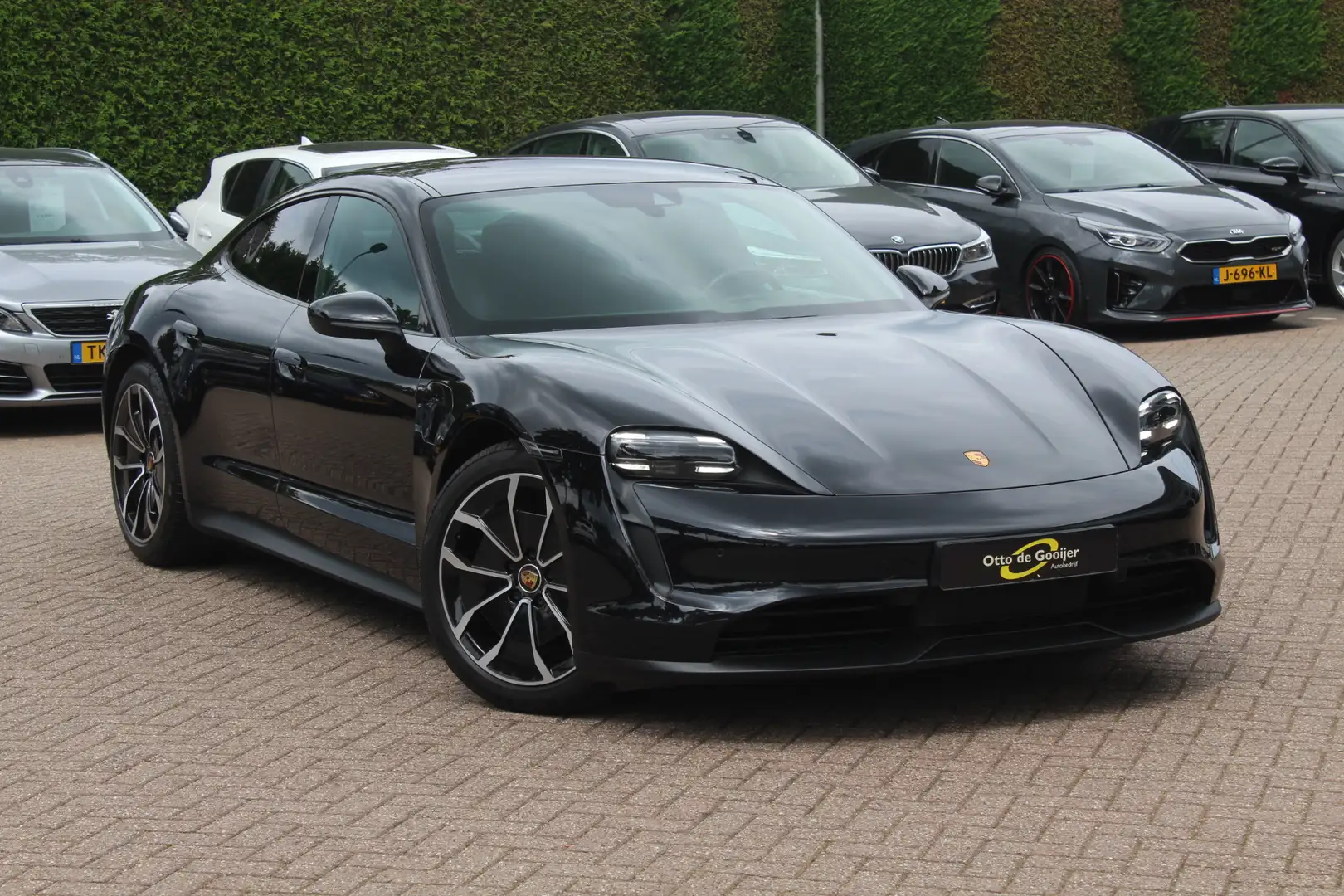 Porsche Taycan Performance 84 kWh / Panoramadak / Camera / Passen Black - 1