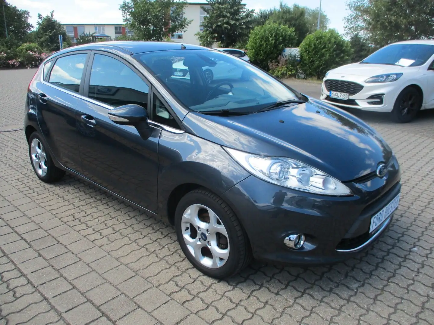 Ford Fiesta Titanium PDC + Klimaaut. + Beh. WSS Gris - 2