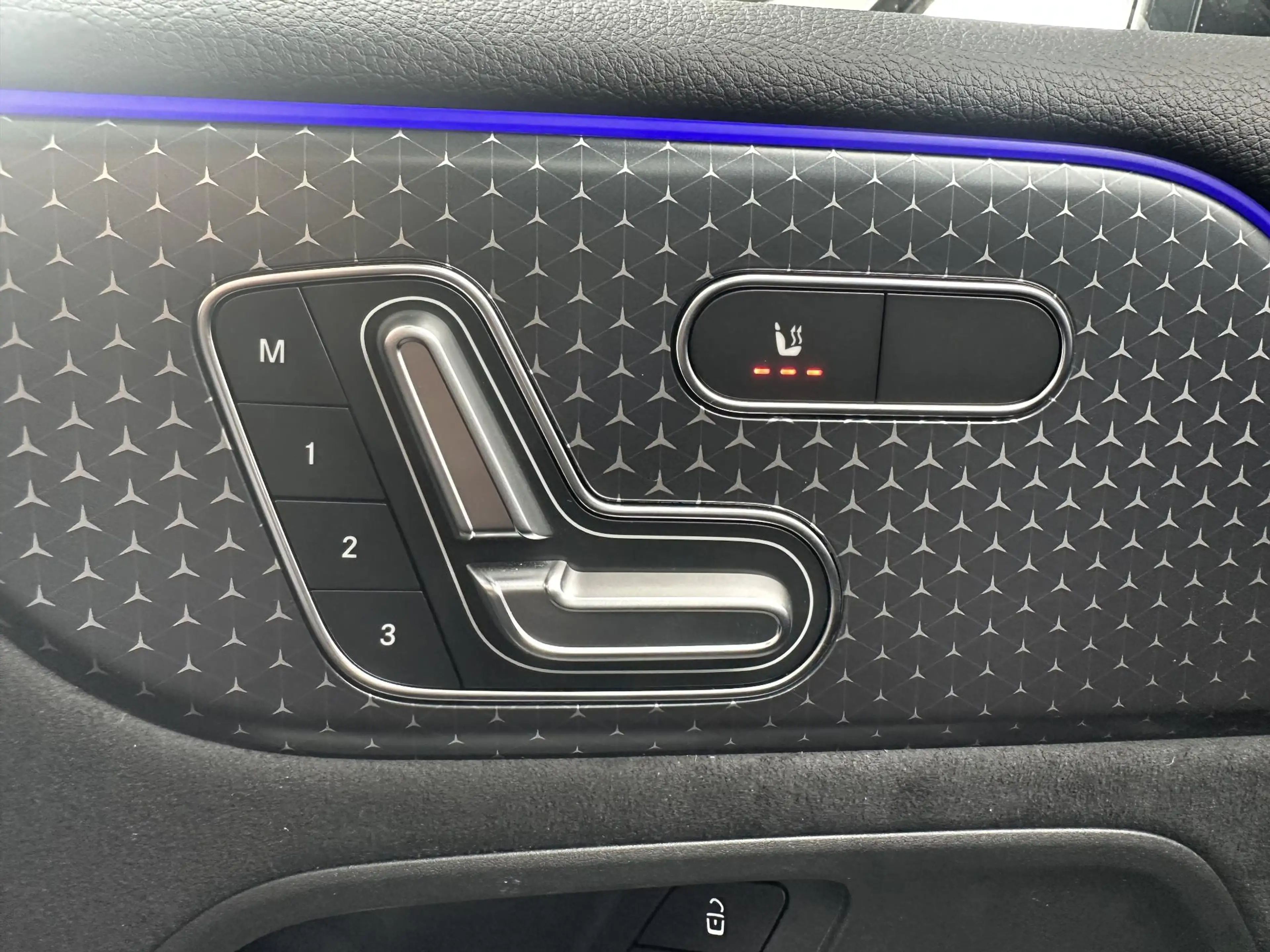 Mercedes-Benz EQB 250 250+ AMG Line — photo 11