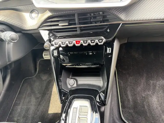 Peugeot 208 view 11