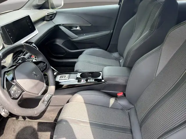 Peugeot 208 view 8