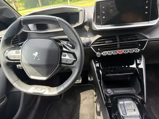 Peugeot 208 view 10