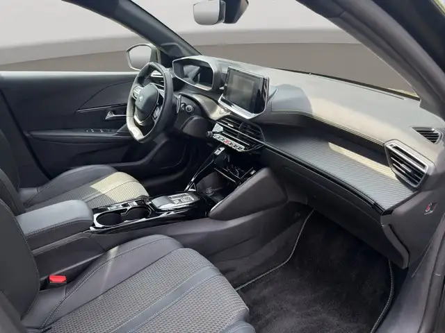 Peugeot 208 view 9