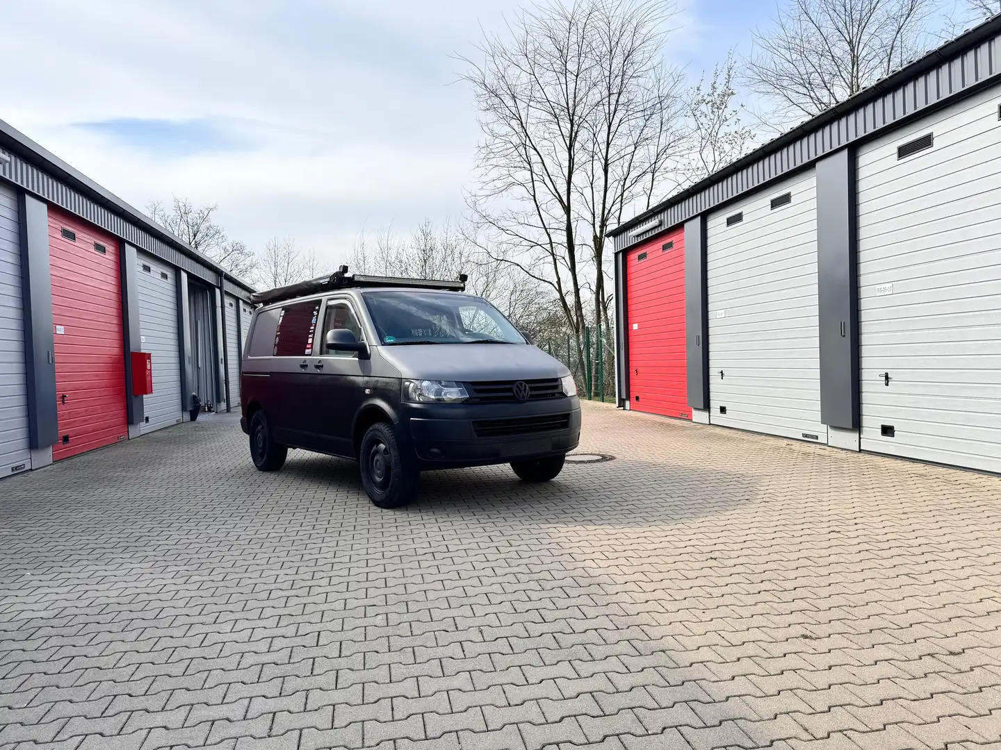 Volkswagen T5 Transporter VW T5.2 Camper - Autark - Höhergelegt - Raptor Schwarz - 1