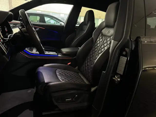 Audi Q8 view 5