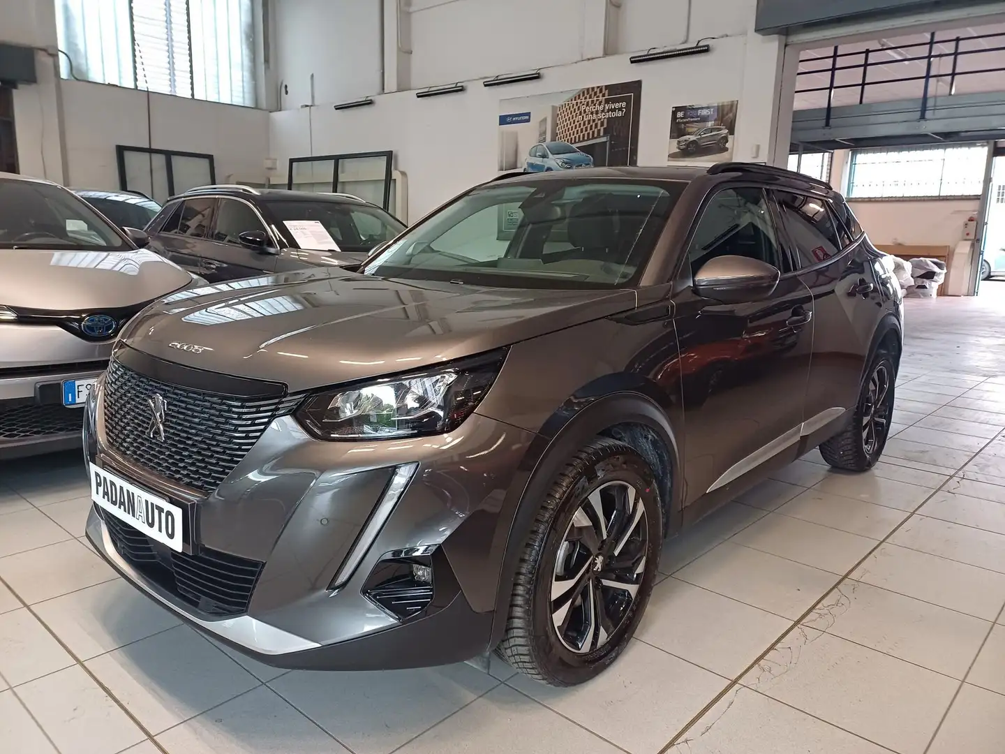 Peugeot 2008 PureTech 130 S&S Allure Grau - 2