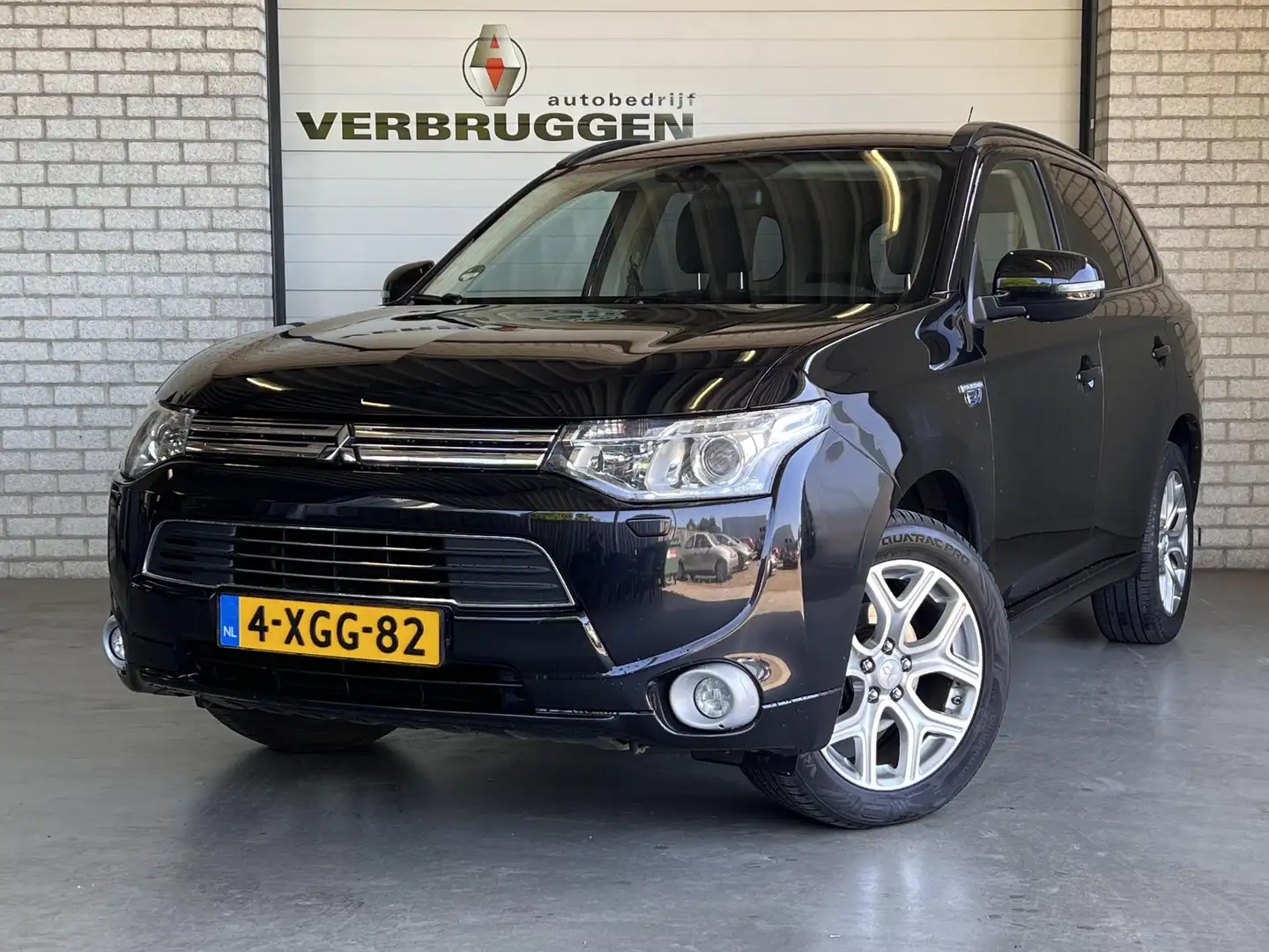 Mitsubishi Outlander 2.0 PHEV Executive Edition | Trekhaak | 18" LMV | Noir - 1