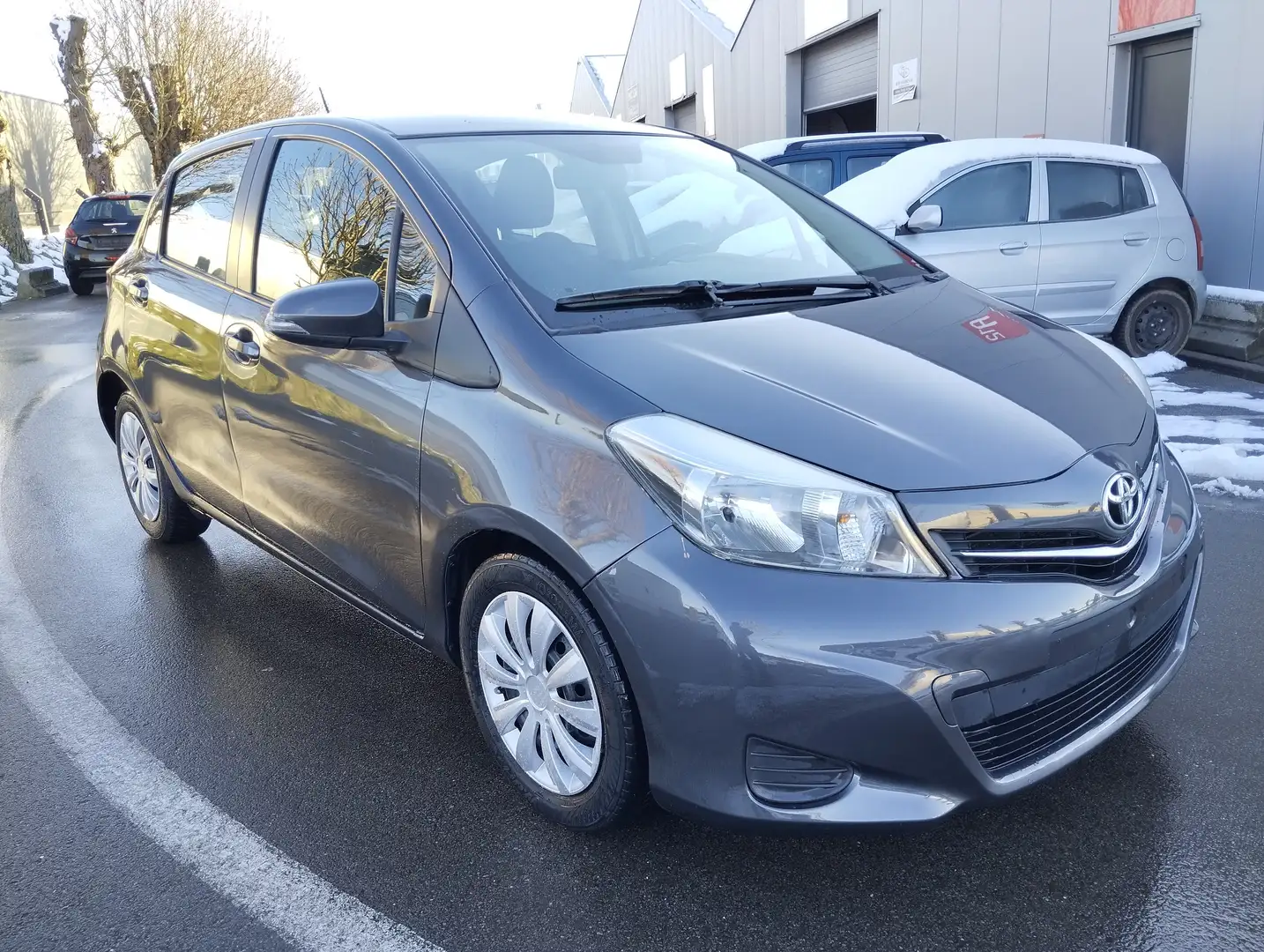Toyota Yaris 1.4 D-4D Comfort 5p airco Navi Grijs - 2