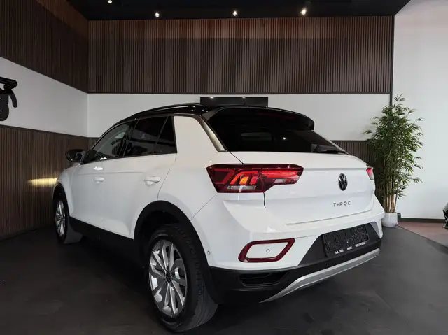 Volkswagen T-Roc view 4