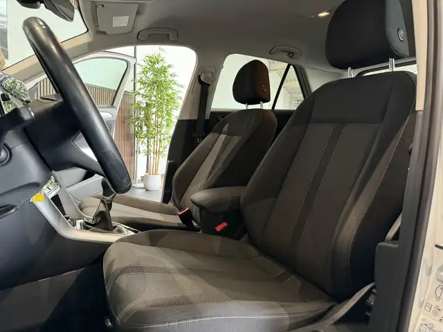 Volkswagen T-Roc view 8