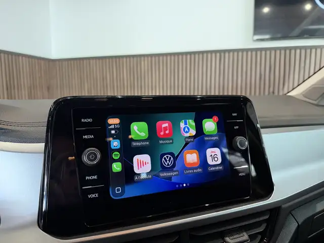 Volkswagen T-Roc view 11