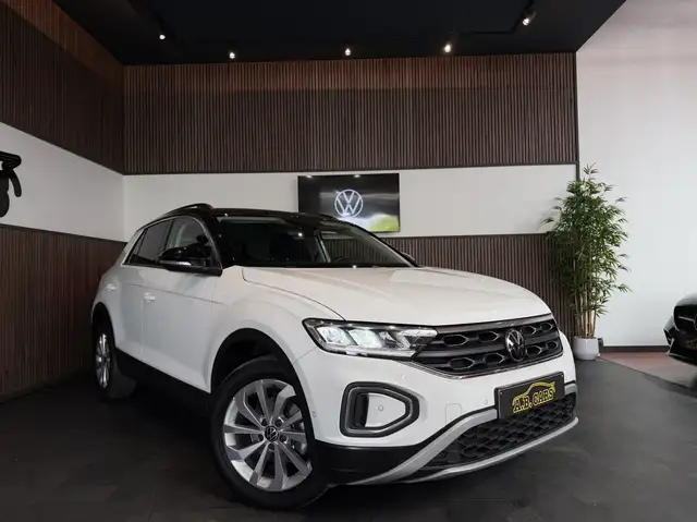 Volkswagen T-Roc view 3