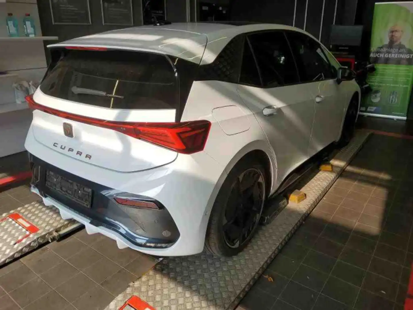 CUPRA Born 150 kW *PANO*R-CAM*HuD*SHZ* Weiß - 2