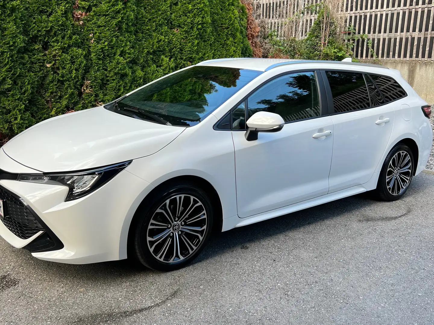 Toyota Corolla Corolla 1,8 Hybrid Touring Sports Active Drive Weiß - 1
