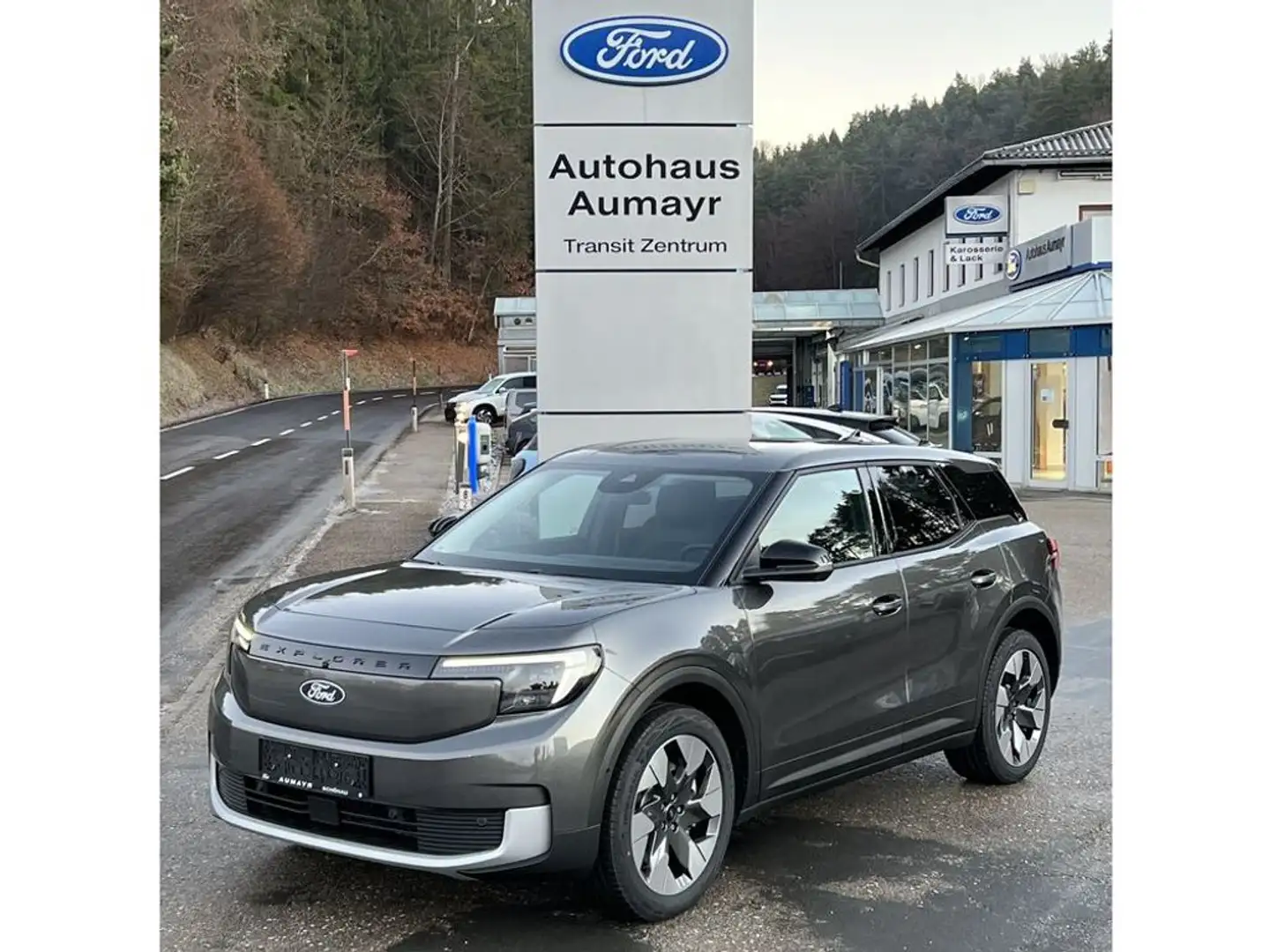 Ford Explorer Premium Allradantrieb 79kWh Grau - 1