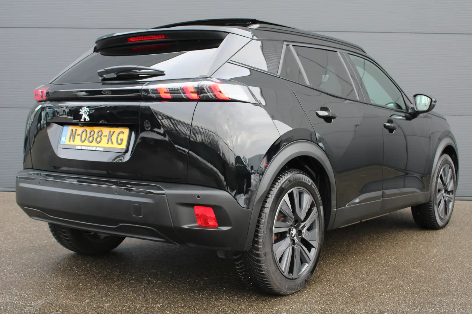 Peugeot e-2008 EV GT Pack 50 kWh | Navigatie | Camera | Panorama/ Noir - 2