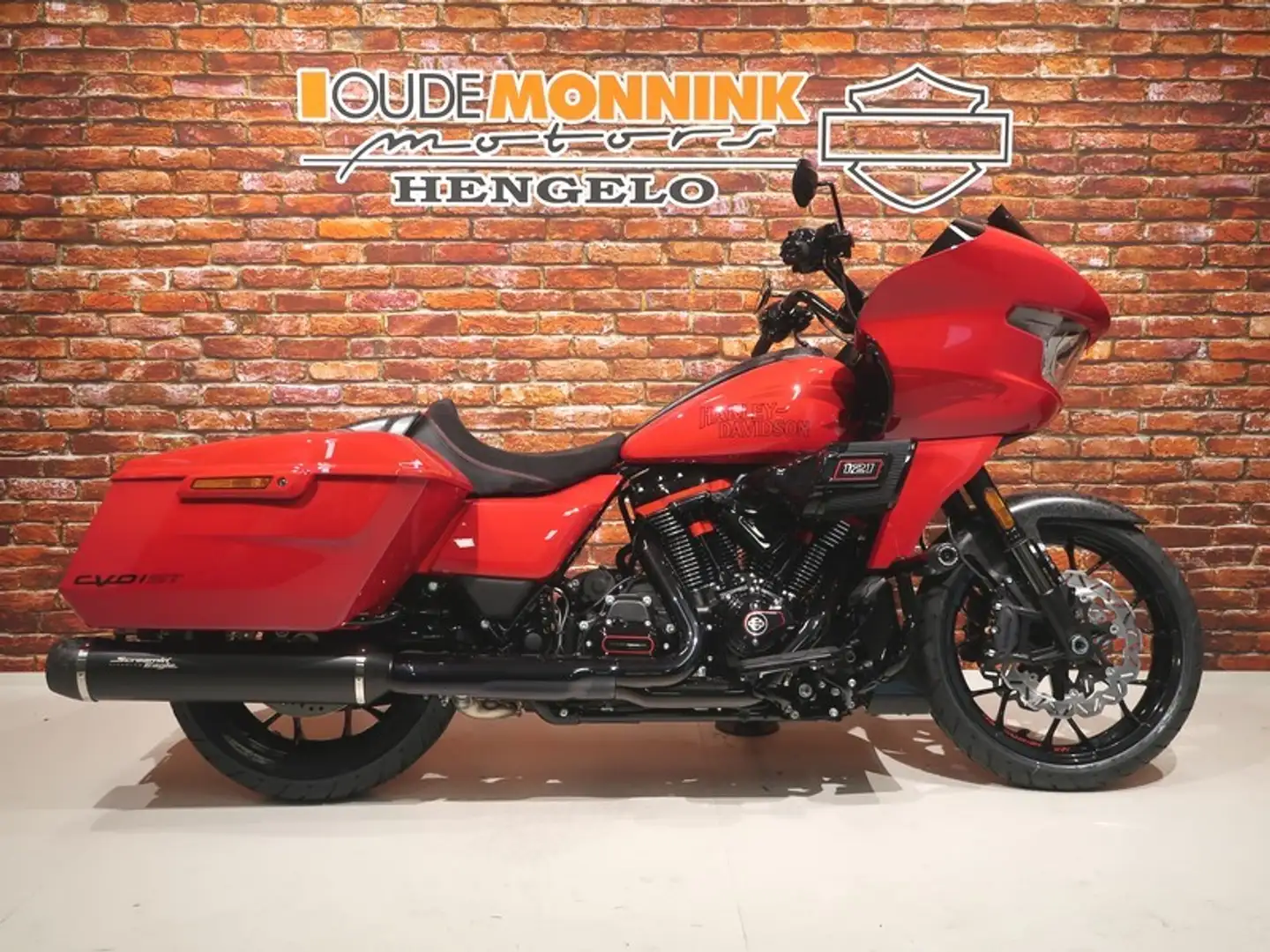 Harley-Davidson Road Glide FLTRXSTSE ST121 CVO Červená - 1