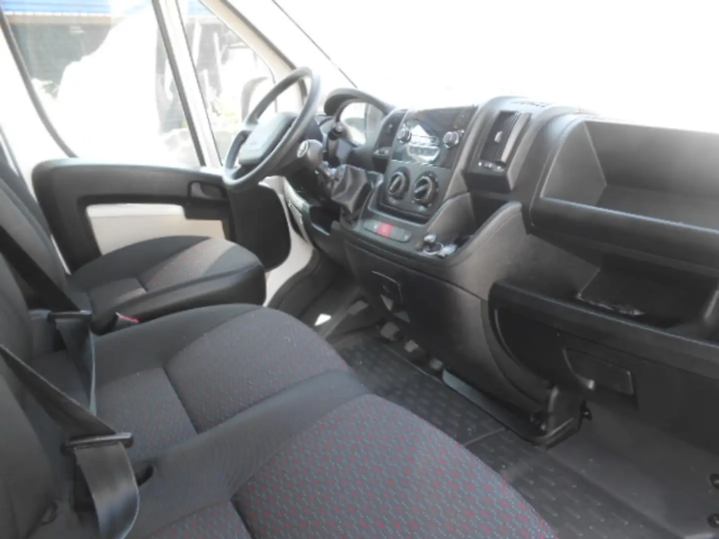 Peugeot Boxer Furgón 2.0BlueHDI 333 L2H2 110 Blanco - 2