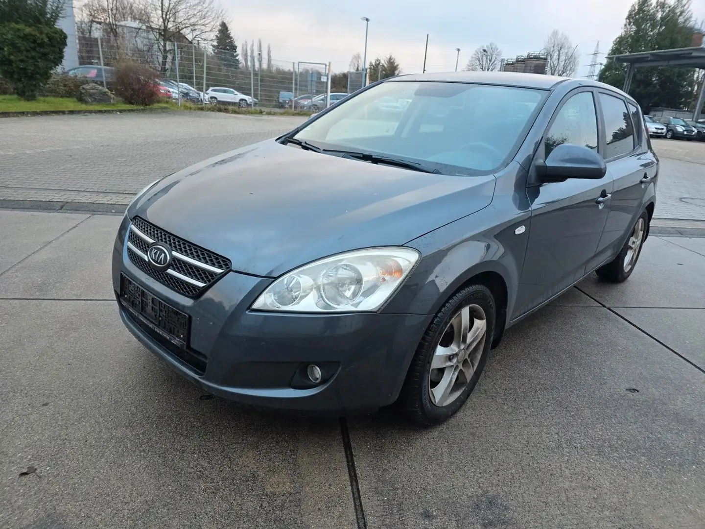 Kia Ceed / cee'd 1.4 CVVT Attract Euro 4 Grau - 1