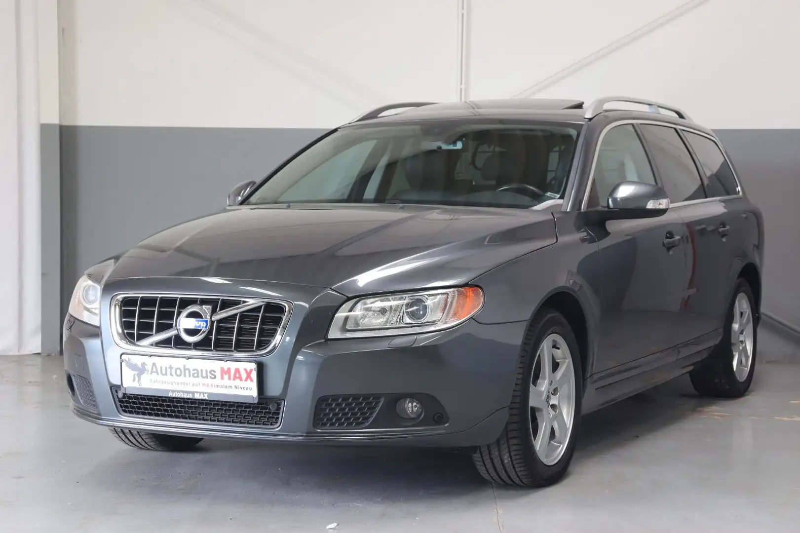 Volvo V70 Kombi Summum~SZH~STHZ~Tempom~Navi~PDC~MFL Grau - 1