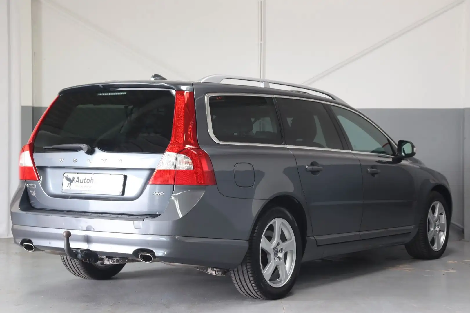 Volvo V70 Kombi Summum~SZH~STHZ~Tempom~Navi~PDC~MFL Grau - 2