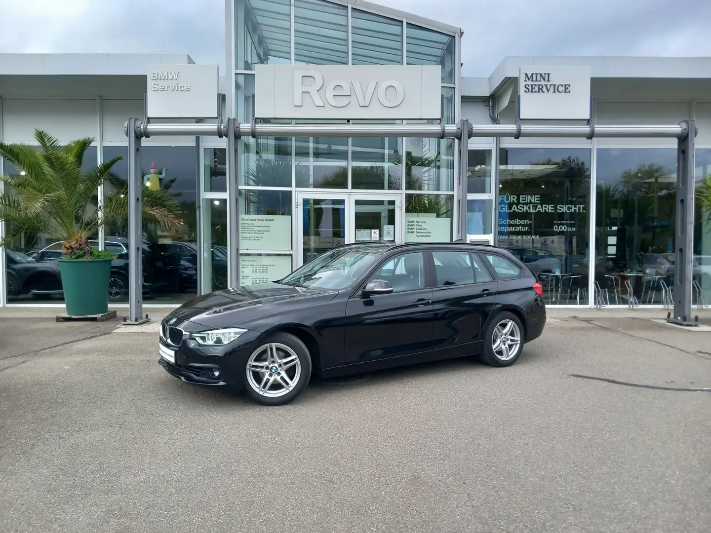 BMW 320 i Touring Aut Advantage AHK Panorama Navi Hifi PDC Noir - 1