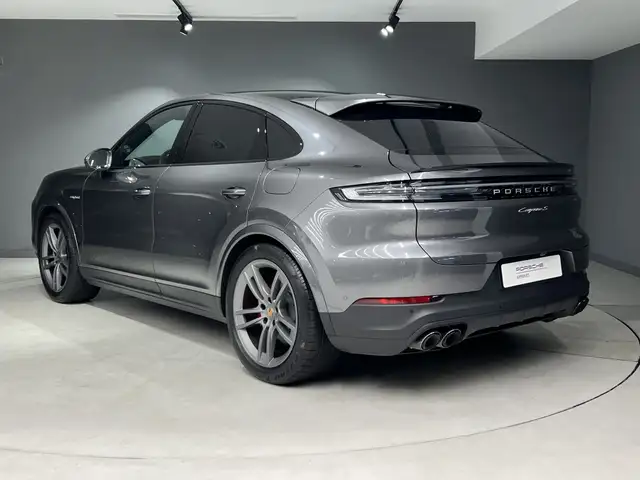 Porsche Cayenne view 3