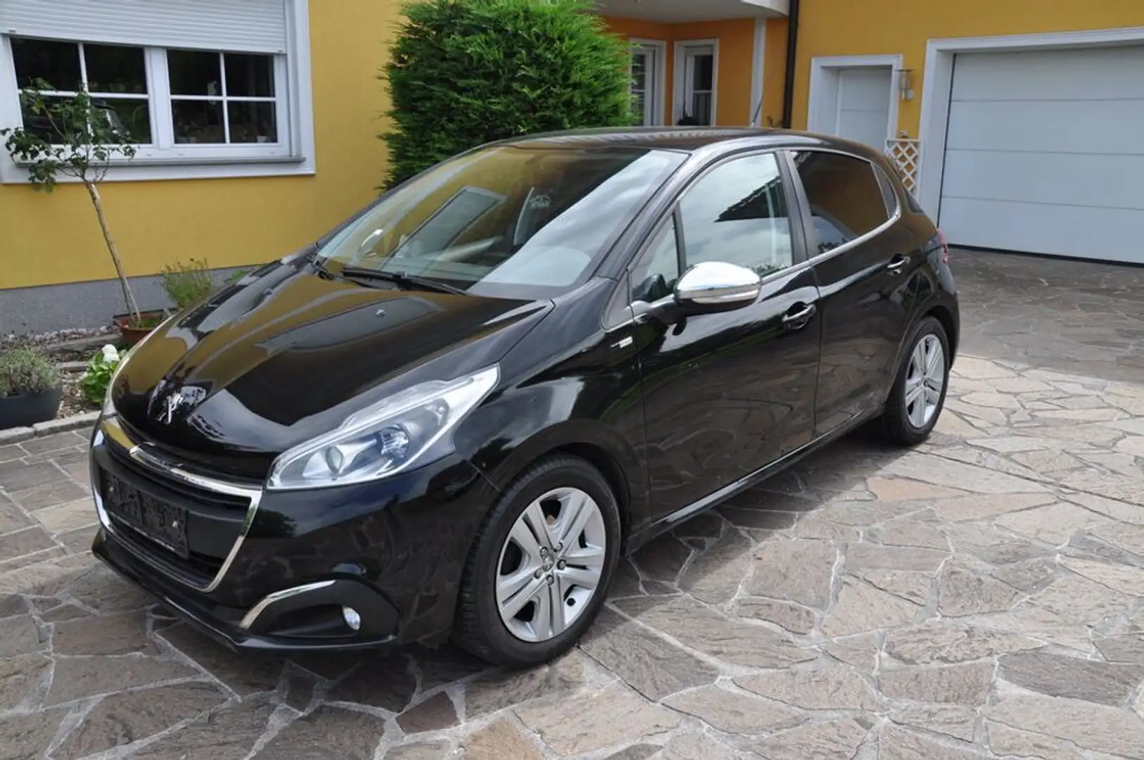 Peugeot 208 Style Active Pure Tec82 Schwarz - 1